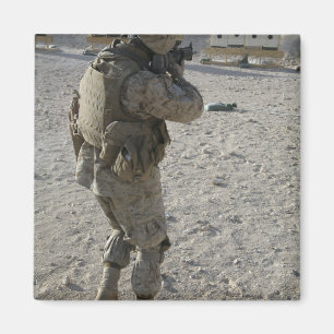 En soldat kopplar in hans uppsätta som mål på e magnet