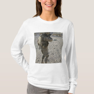 En soldat kopplar in hans uppsätta som mål på e t shirt