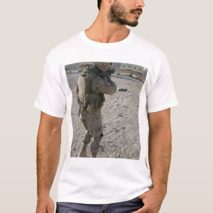 En soldat kopplar in hans uppsätta som mål på e t shirt