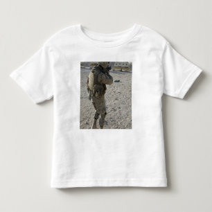 En soldat kopplar in hans uppsätta som mål på e tee shirt