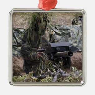 En soldat med launcheren för granat MK-19 Julgransprydnad Metall