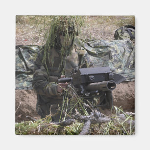 En soldat med launcheren för granat MK-19 Magnet