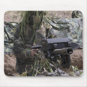 En soldat med launcheren för granat MK-19 Musmatta