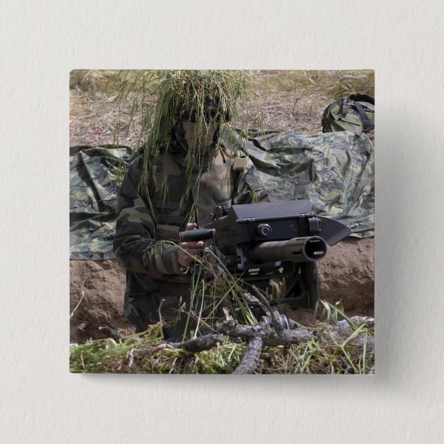 En soldat med MK-19-granatkastare Knapp (Framsida)
