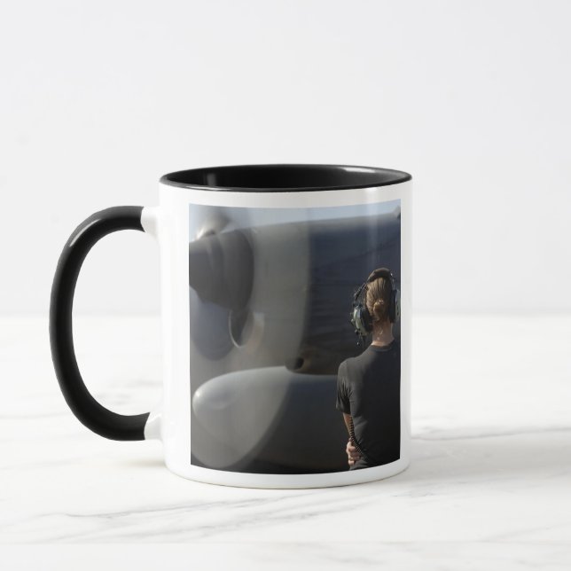 En soldat övervakar prestanda mugg (Vänster)