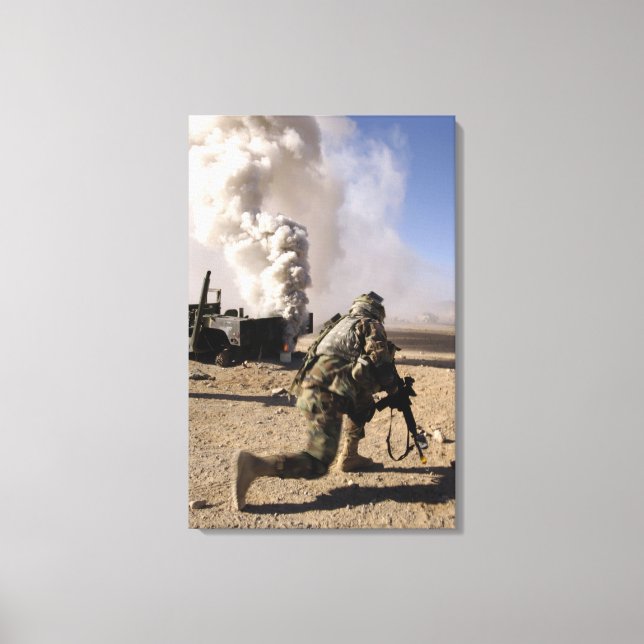 En soldat reagerar på en kontrollerad explosion canvastryck (Framsida)