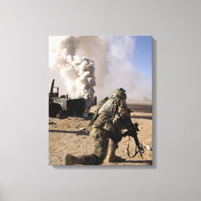 En soldat reagerar på en kontrollerad explosion canvastryck (Framsida)