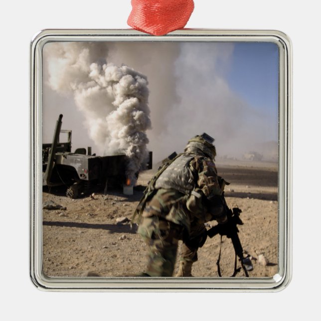 En soldat reagerar på en kontrollerad explosion julgransprydnad metall (Framsidan)