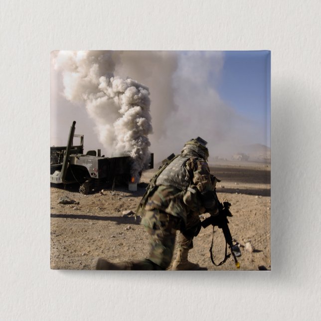 En soldat reagerar på en kontrollerad explosion knapp (Framsida)