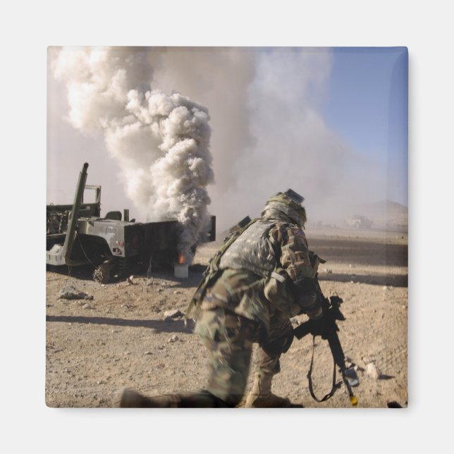 En soldat reagerar på en kontrollerad explosion magnet (Framsidan)