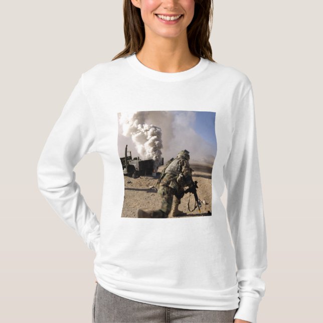En soldat reagerar på en kontrollerad explosion t shirt (Framsida)