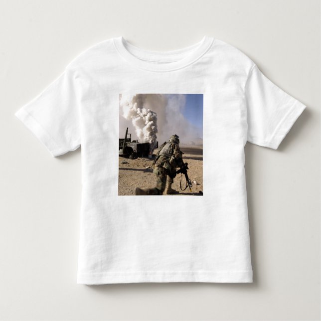 En soldat reagerar på en kontrollerad explosion tee shirt (Framsida)