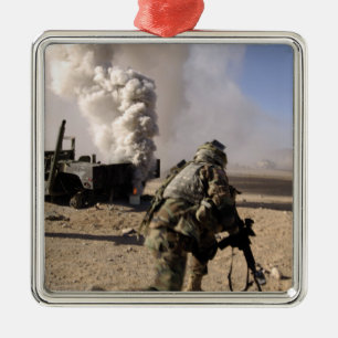 En soldat reagerar till kontrollerade explos julgransprydnad metall