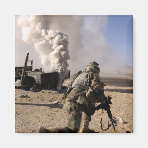 En soldat reagerar till kontrollerade explos magnet