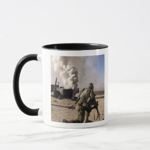 En soldat reagerar till kontrollerade explos mugg