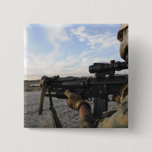 En soldat siktar in för att avfyra på en uppsät knapp