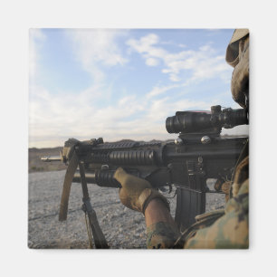 En soldat siktar in för att avfyra på en uppsät magnet