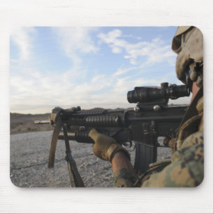 En soldat siktar in för att avfyra på en uppsätta musmatta