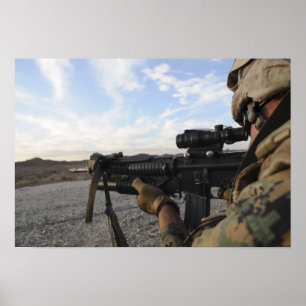 En soldat siktar in sig på ett mål poster