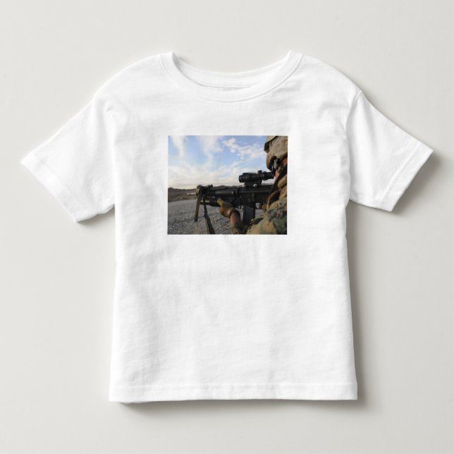 En soldat siktar in sig på ett mål tee shirt (Framsida)