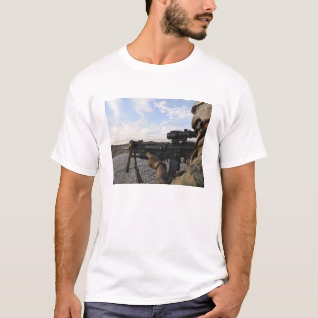 En soldat siktar in sig på ett mål tee shirt (Framsida)