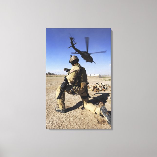 En soldat sköter säkerheten för en HH-60 Canvastryck (Framsida)