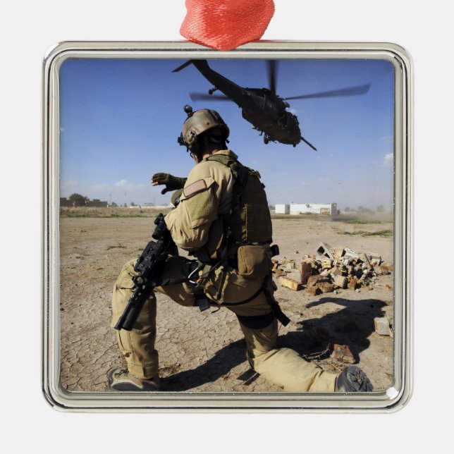 En soldat sköter säkerheten för en HH-60 Julgransprydnad Metall (Framsidan)
