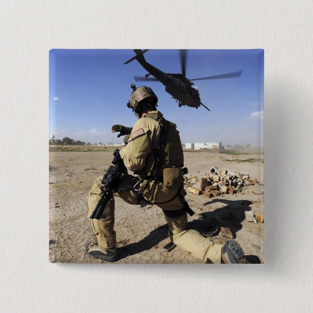 En soldat sköter säkerheten för en HH-60 Knapp (Framsida)