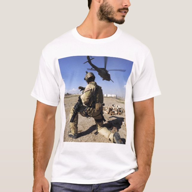 En soldat sköter säkerheten för en HH-60 T Shirt (Framsida)