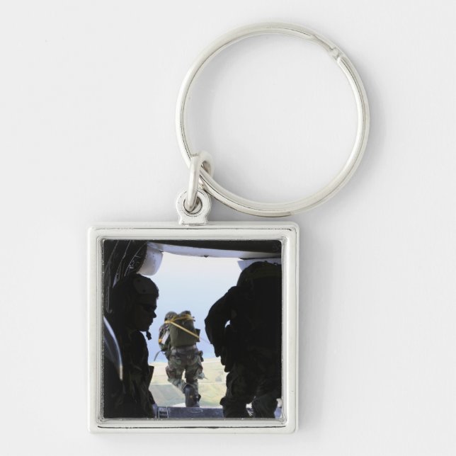 En soldat utför ett statiskt hopp fyrkantig silverfärgad nyckelring (Framsidan)