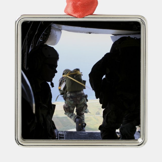 En soldat utför ett statiskt hopp julgransprydnad metall (Framsidan)