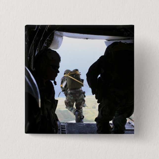 En soldat utför ett statiskt hopp knapp (Framsida)