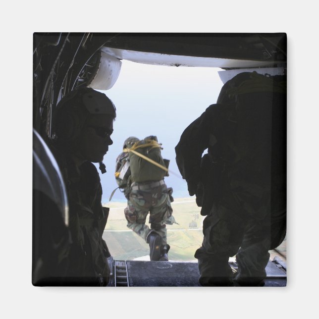 En soldat utför ett statiskt hopp magnet (Framsidan)
