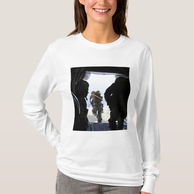 En soldat utför ett statiskt hopp t shirt (Framsida)