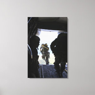 En soldat utför ettfodra hopp canvastryck