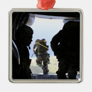 En soldat utför ettfodra hopp julgransprydnad metall