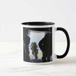 En soldat utför ettfodra hopp mugg