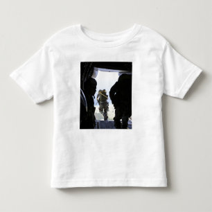 En soldat utför ettfodra hopp t shirt