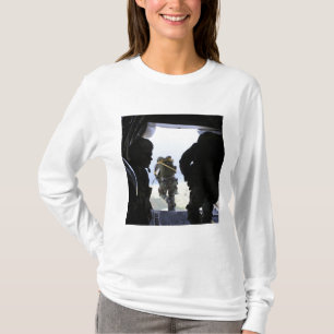 En soldat utför ettfodra hopp t shirt