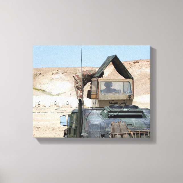 En soldater undervisar en militär från Iraks armé Canvastryck (Framsida)