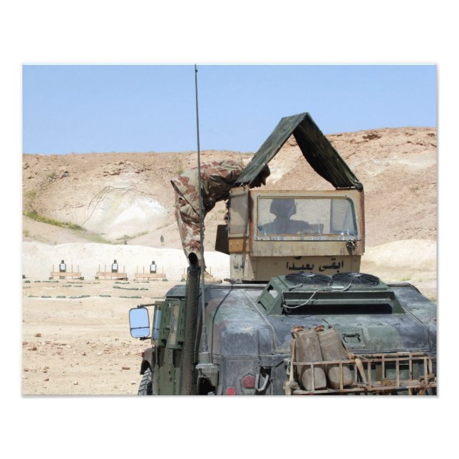 En soldater undervisar en militär från Iraks armé Fototryck (Framsidan)