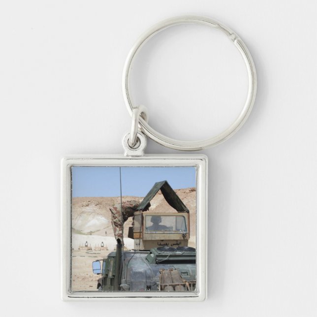 En soldater undervisar en militär från Iraks armé Fyrkantig Silverfärgad Nyckelring (Framsidan)