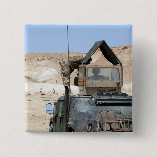 En soldater undervisar en militär från Iraks armé Knapp (Framsida)