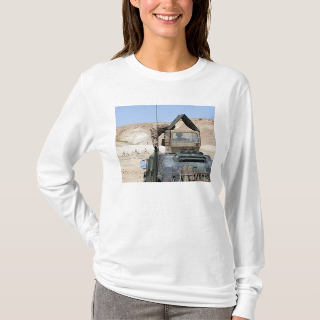 En soldater undervisar en militär från Iraks armé T-shirt (Framsida)