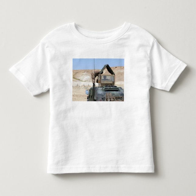 En soldater undervisar en militär från Iraks armé Tee Shirt (Framsida)