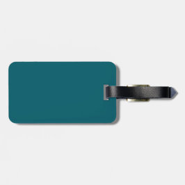 En solid teal bakgrund fyller bilden bagagebricka