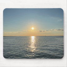 En solnedgång över lugnen vatten