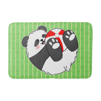 En söt baby panda leker med en boll badrumsmatta