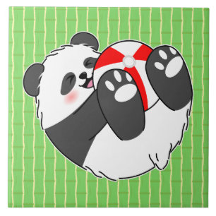 En söt baby panda leker med en boll kakelplatta