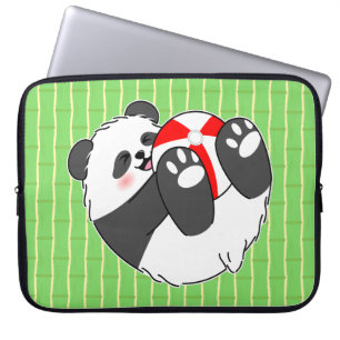 En söt baby panda leker med en boll laptop fodral